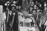 Djeca i časne sestre pokraj mrtvoga tijela neprežaljenog kardinala kojega su od milja zvali „Isusek“.